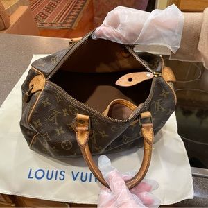 Louis Vuitton speedy in great shape no broken parts and inside clean